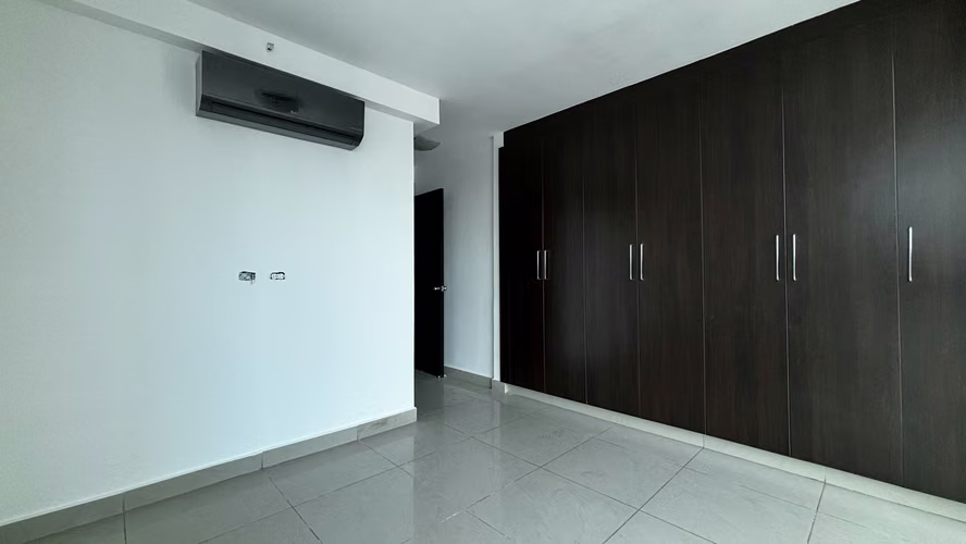 ¡Vive a pasos del Parque Urracá y la Cinta Costera! Apartamento con terraza en Bella Vista - Imagen 13