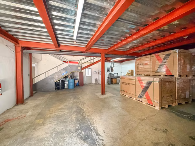 Venta de Galera en Parque Lefevre