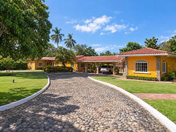 House for sale in Rio Hato, Antón, 952 m2 of construction and 8,297 m2 of land