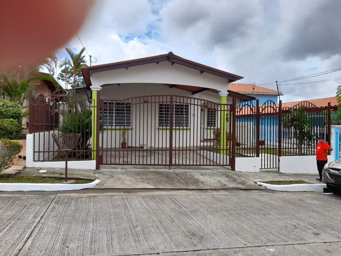 SE VENDE CASA EN BRISAS GOLF