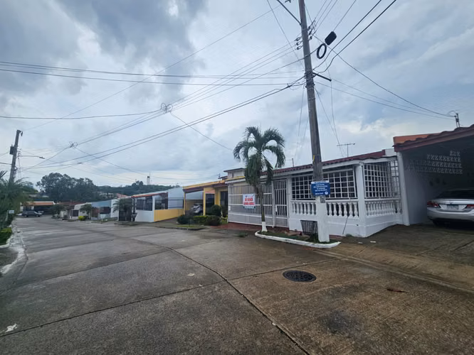Venta de casa en Altos de Panamá, excelente ubicación - Imagen 6