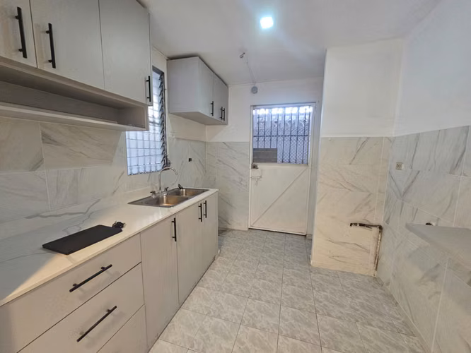 Venta de casa en Altos de Panamá, excelente ubicación - Imagen 8