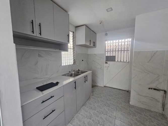 Venta de casa en Altos de Panamá, excelente ubicación - Imagen 3