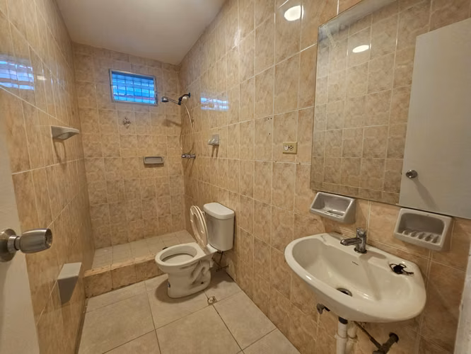 Venta de casa en Altos de Panamá, excelente ubicación - Imagen 9