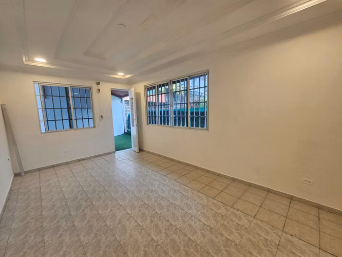 Venta de casa en Altos de Panamá, excelente ubicación - Imagen 13