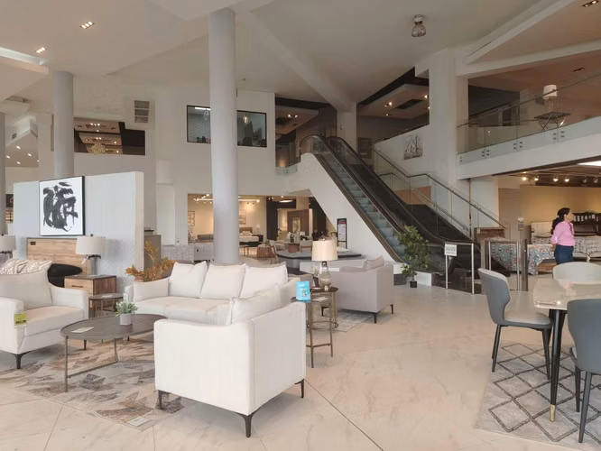 SE VENDE EDIFICIO COMPLETO EN VÍA ESPAÑA
