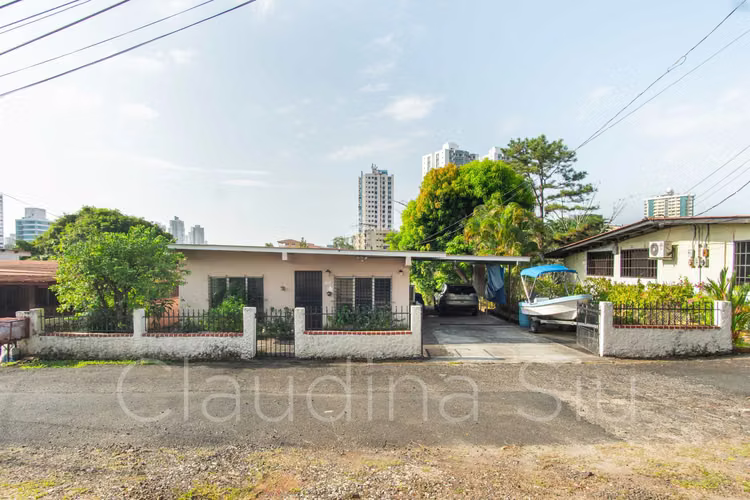 SE VENDE CASA EN TERRENO 698 M2 EN LA PARTE MAS ALTA DE MIRAFLORES