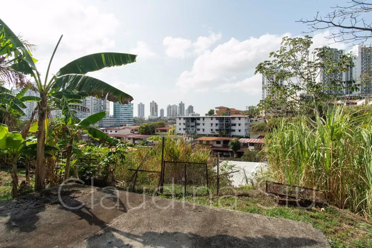 SE VENDE CASA EN TERRENO 698 M2 EN LA PARTE MAS ALTA DE MIRAFLORES