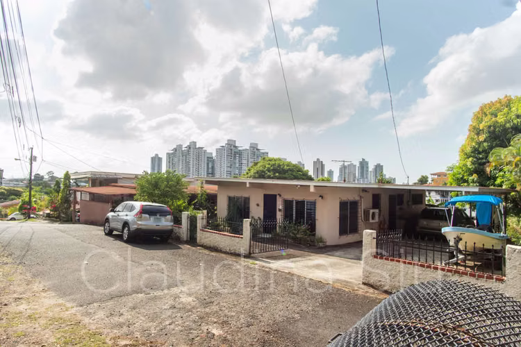 SE VENDE CASA EN TERRENO 698 M2 EN LA PARTE MAS ALTA DE MIRAFLORES
