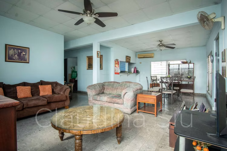 SE VENDE CASA EN TERRENO 698 M2 EN LA PARTE MAS ALTA DE MIRAFLORES