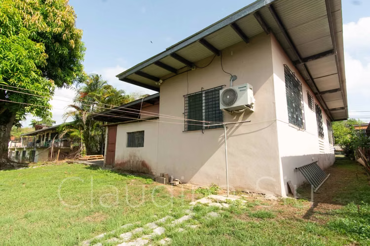 SE VENDE CASA EN TERRENO 698 M2 EN LA PARTE MAS ALTA DE MIRAFLORES
