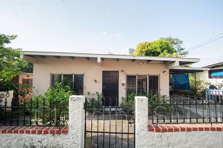 SE VENDE CASA EN TERRENO 698 M2 EN LA PARTE MAS ALTA DE MIRAFLORES