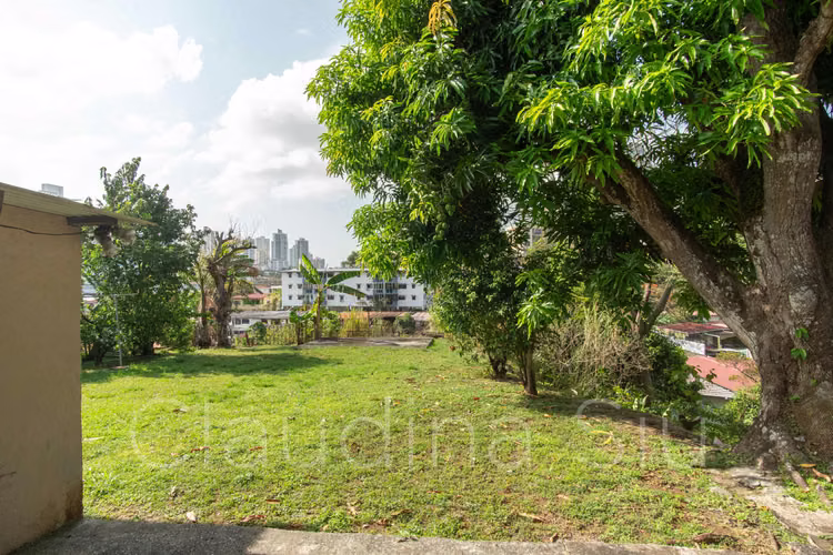 SE VENDE CASA EN TERRENO 698 M2 EN LA PARTE MAS ALTA DE MIRAFLORES