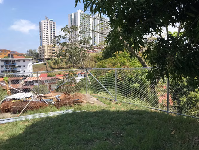 SE VENDE CASA EN TERRENO 698 M2 EN LA PARTE MAS ALTA DE MIRAFLORES