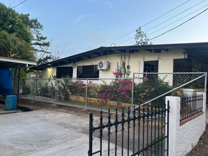 SE VENDE CASA EN TERRENO 698 M2 EN LA PARTE MAS ALTA DE MIRAFLORES
