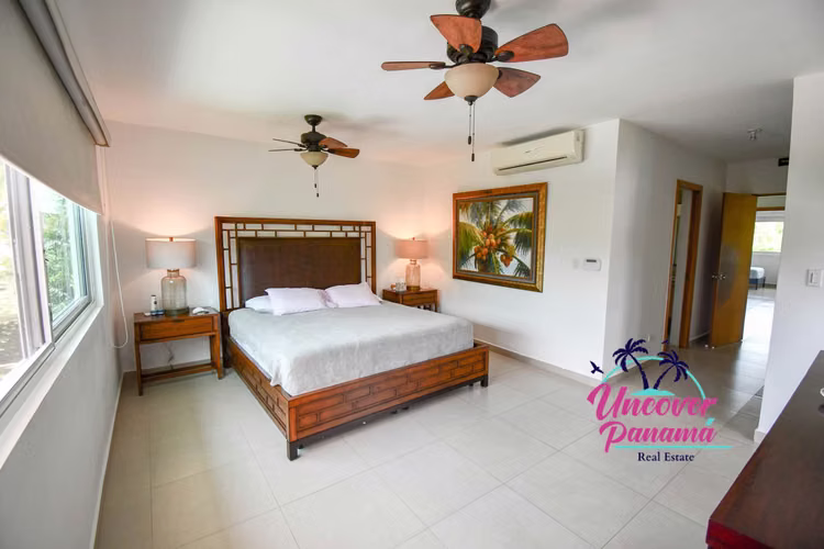 Lujosa villa en venta de cuatro dormitorios en Bijao