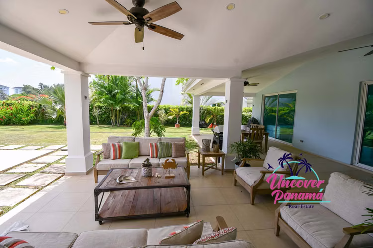 Lujosa villa en venta de cuatro dormitorios en Bijao
