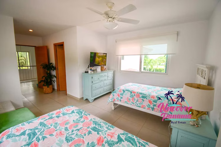 Lujosa villa en venta de cuatro dormitorios en Bijao