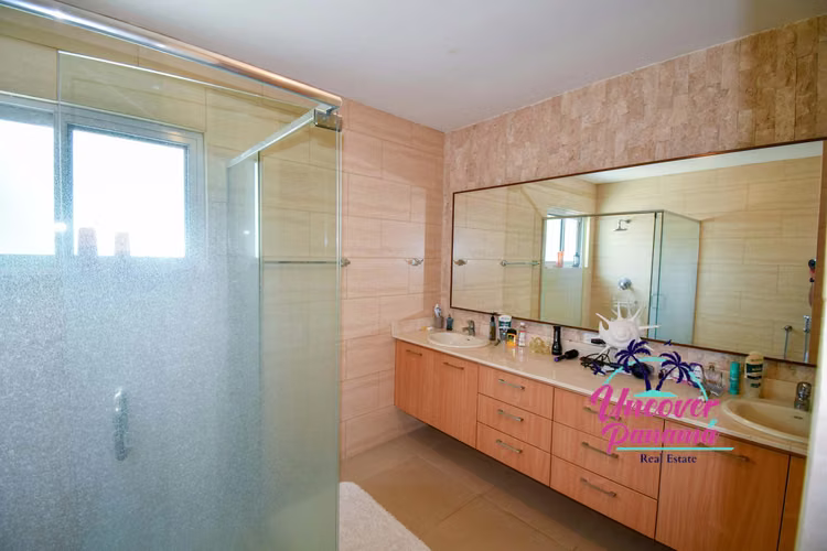Lujosa villa en venta de cuatro dormitorios en Bijao