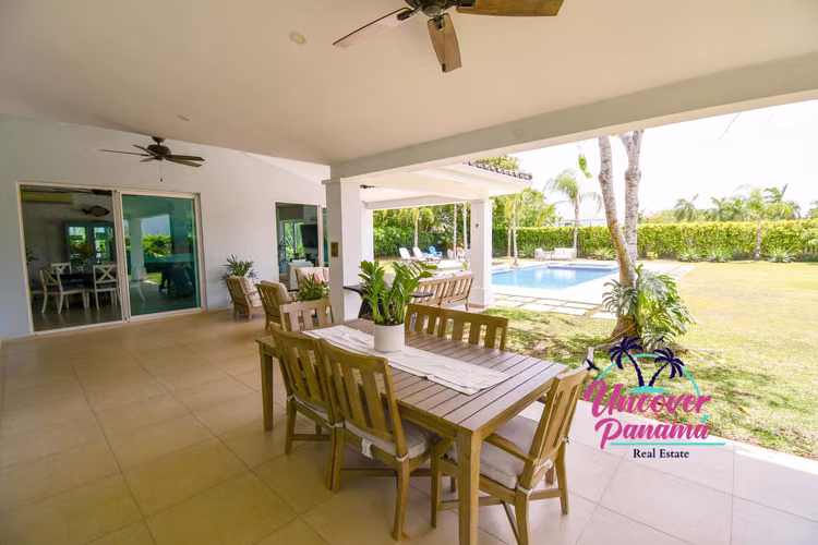 Lujosa villa en venta de cuatro dormitorios en Bijao