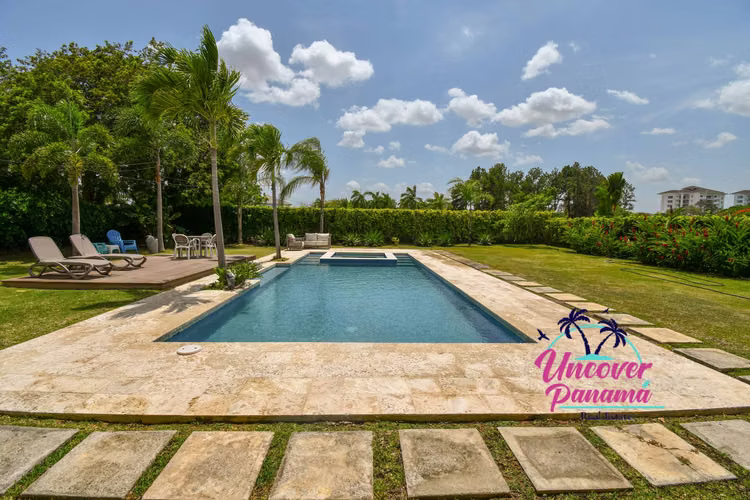 Lujosa villa en venta de cuatro dormitorios en Bijao