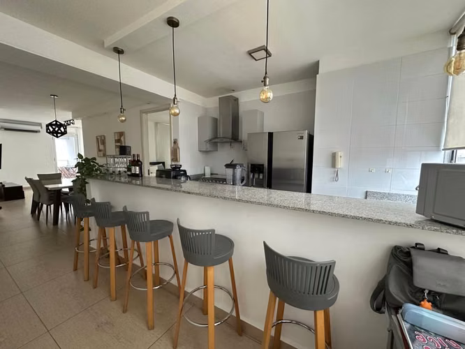 Apartamento amoblado de 98 m2 en Bella Vista, | A pasos de la Cinta Costera