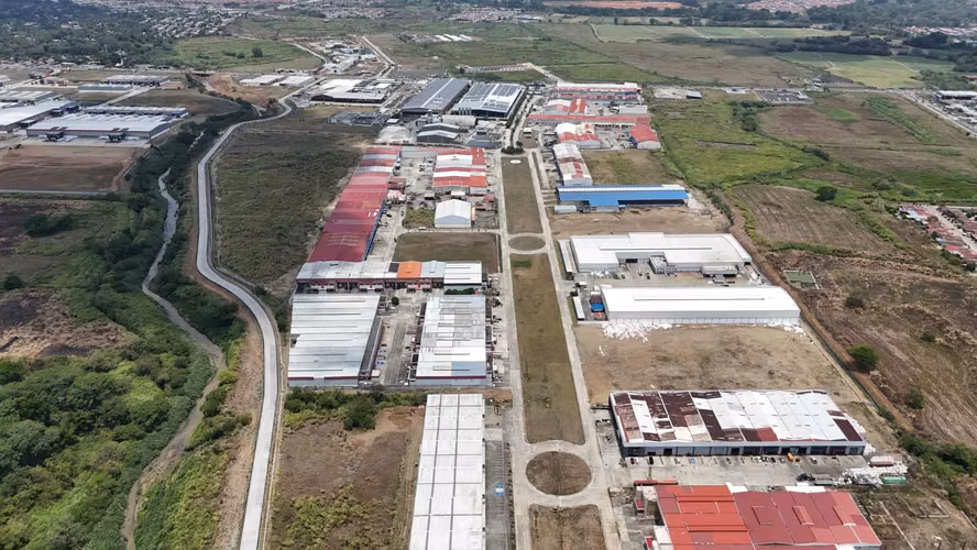Bodega Industrial en Alquiler con Oficinas | 526 m² | Tocumen