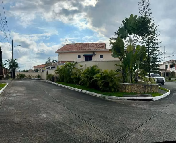 VENTA, CASA SUPER AMPLIA, 4 RECAMARAS, ESPACIO PARA UNA 5ta. REC. GARITA 24/7