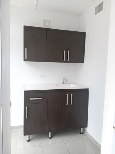 SE ALQUILA OFICINA EN MARBELLA Y AREA BANCARIA, 80 mt,  CANON DE B/850.00
