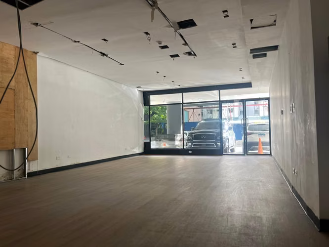 Banco vende Local Comercial en calle uruguay - Imagen 4