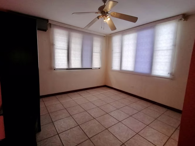 Se Vende Casa con Pisicna en Villa Lucre - Imagen 6