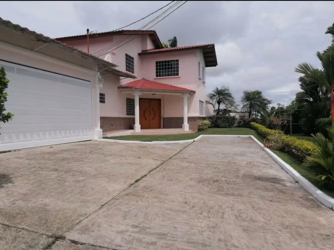 Se Vende Casa con Pisicna en Villa Lucre - Imagen 13