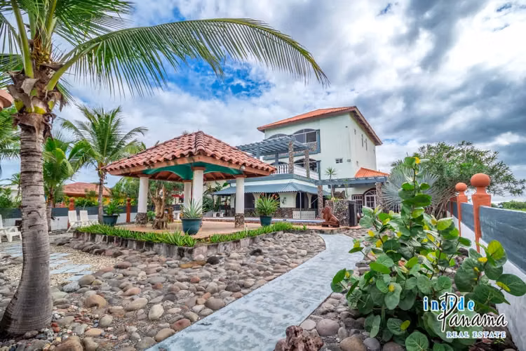 Casa de 3 Pisos Frente al Mar en La Barqueta Alanje Panamá