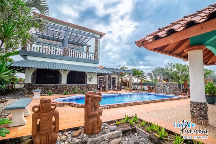 Casa de 3 Pisos Frente al Mar en La Barqueta Alanje Panamá