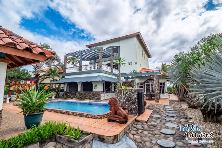 Casa de 3 Pisos Frente al Mar en La Barqueta Alanje Panamá