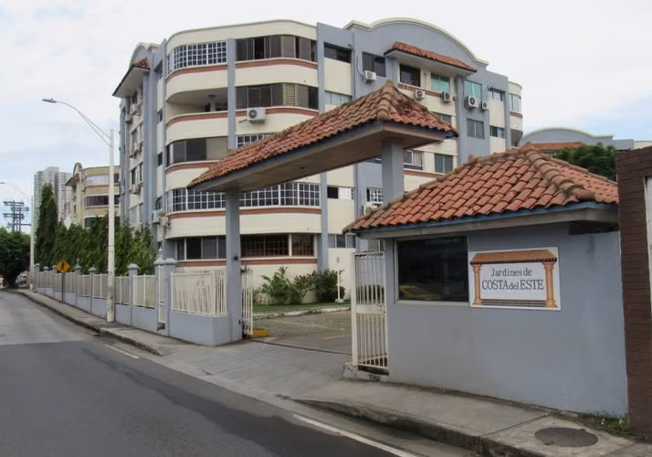 SE VENDE ESPACIOSO APARTAMENTO. EXCELENTE UBICACIÓN.