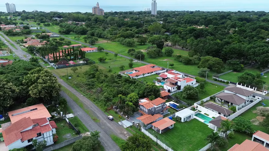 Casa en Venta en Coronado con Piscina y Terreno de 1000m²