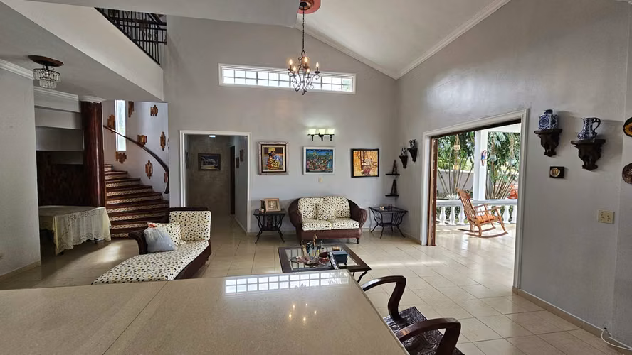 Casa en Venta en Coronado con Piscina y Terreno de 1000m²