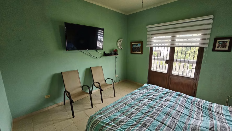 Casa en Venta en Coronado con Piscina y Terreno de 1000m²