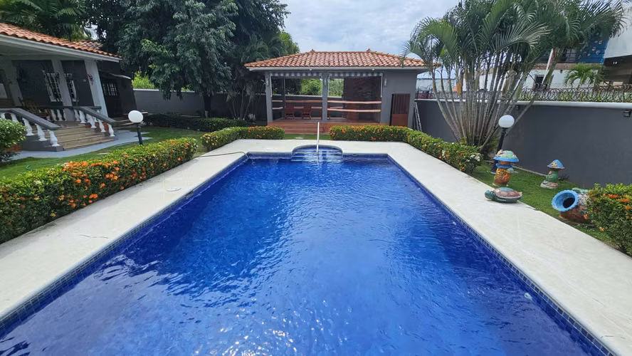 Casa en Venta en Coronado con Piscina y Terreno de 1000m²
