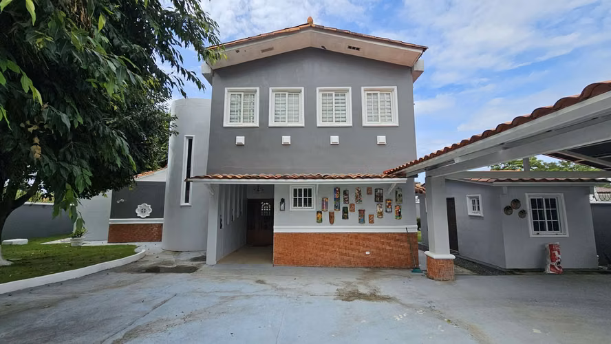 Casa en Venta en Coronado con Piscina y Terreno de 1000m²