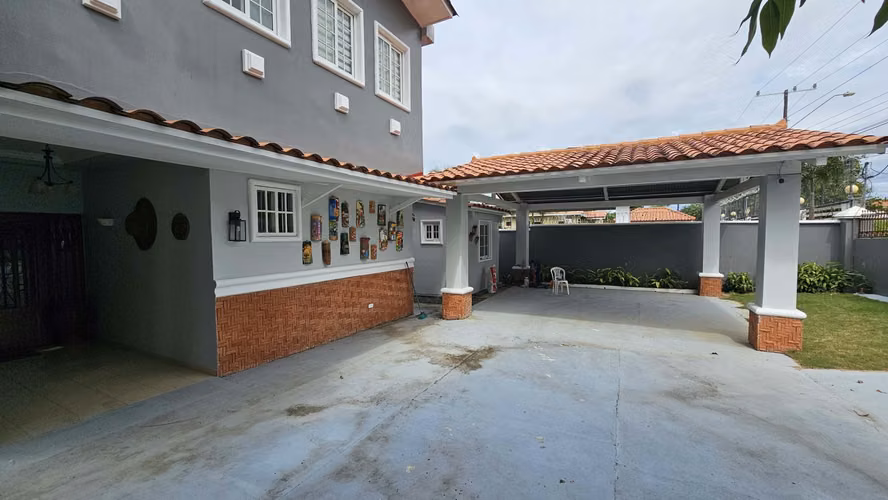 Casa en Venta en Coronado con Piscina y Terreno de 1000m²