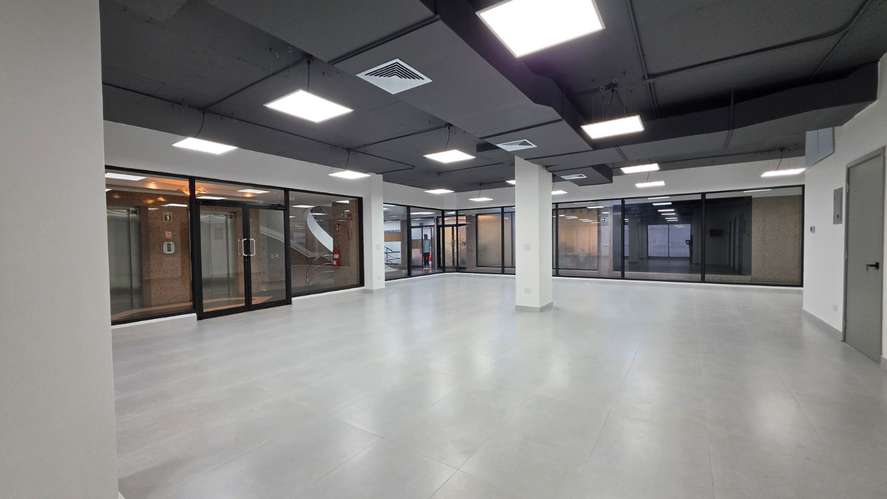 Se alquila oficina remodelada en Obarrio de 165 m2 