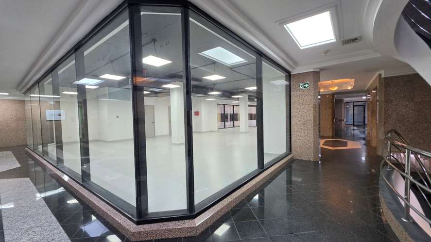 Se alquila oficina remodelada en Obarrio de 165 m2  - Imagen 9