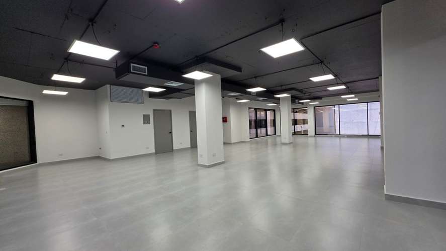 Se alquila oficina remodelada en Obarrio de 165 m2  - Imagen 5