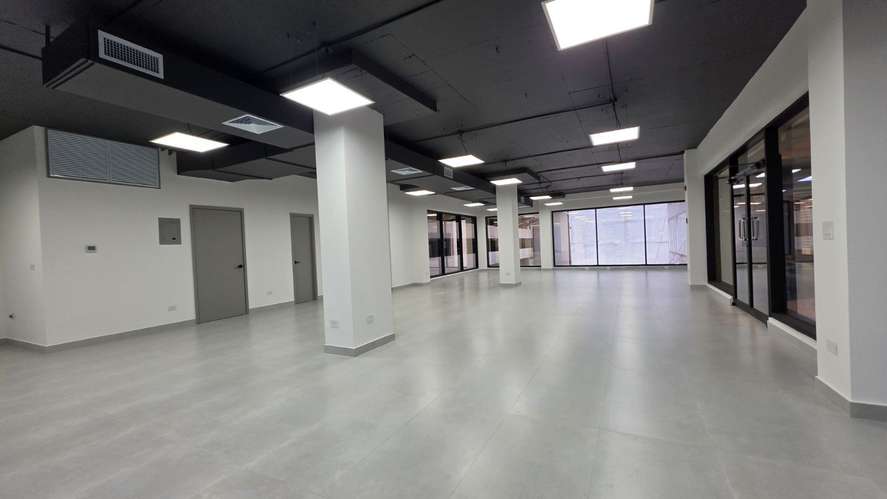 Se alquila oficina remodelada en Obarrio de 165 m2  - Imagen 6