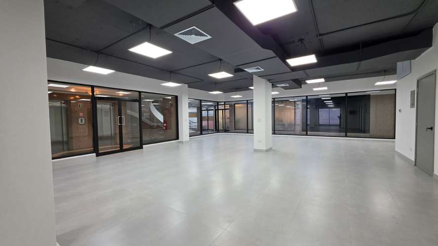 Se alquila oficina remodelada en Obarrio de 165 m2  - Imagen 8
