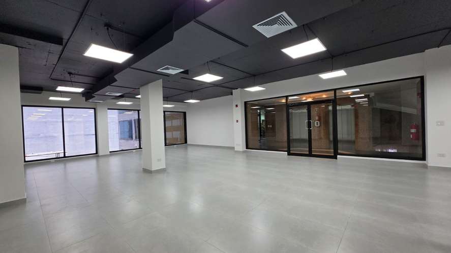 Se alquila oficina remodelada en Obarrio de 165 m2  - Imagen 7