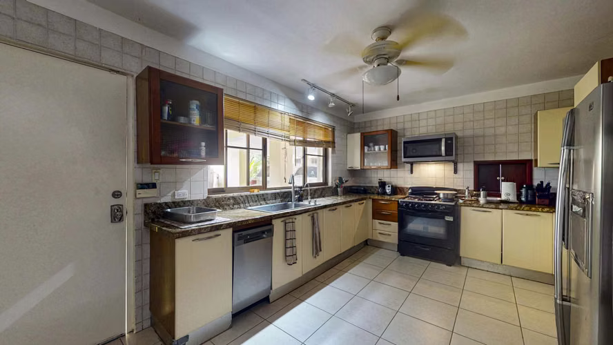 Venta de amplia casa con piscina en Parque Residencial Camino de Cruces – El Dorado