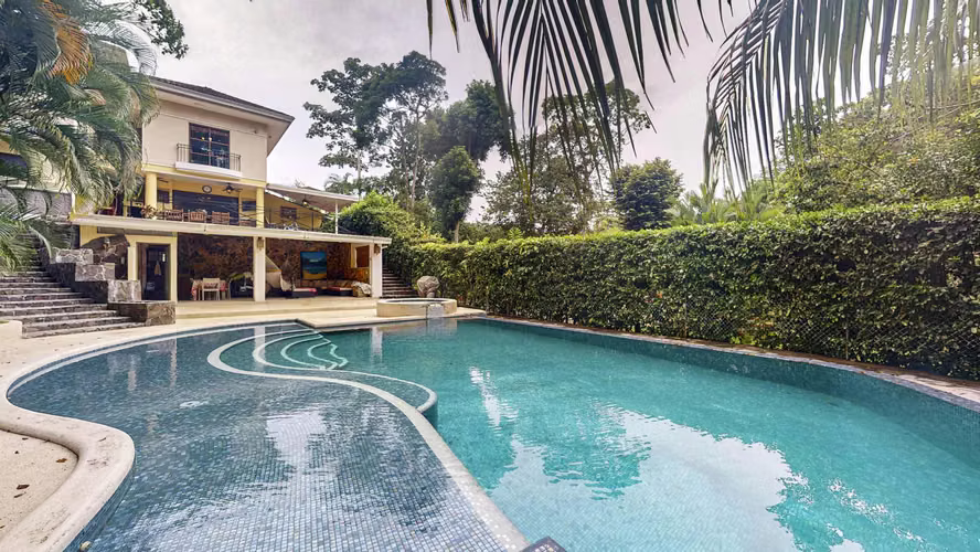 Venta de amplia casa con piscina en Parque Residencial Camino de Cruces – El Dorado